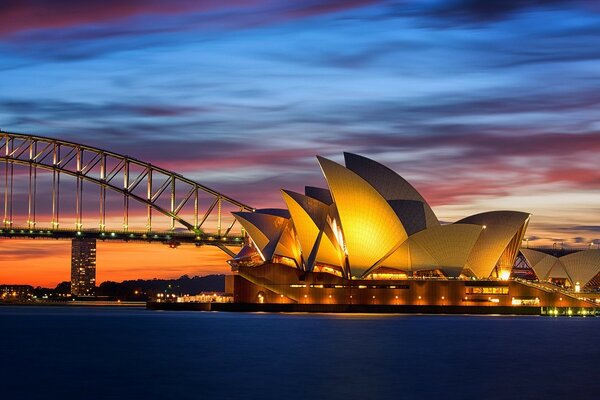 Podświetlany most w Sydney o zachodzie słońca