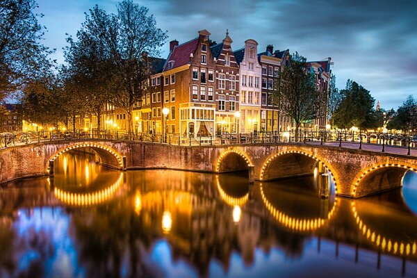 Die Architektur der Stadtbrücke in Wasserreflexion