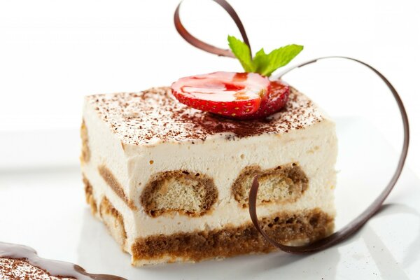 Tiramisu aux fraises sur une assiette