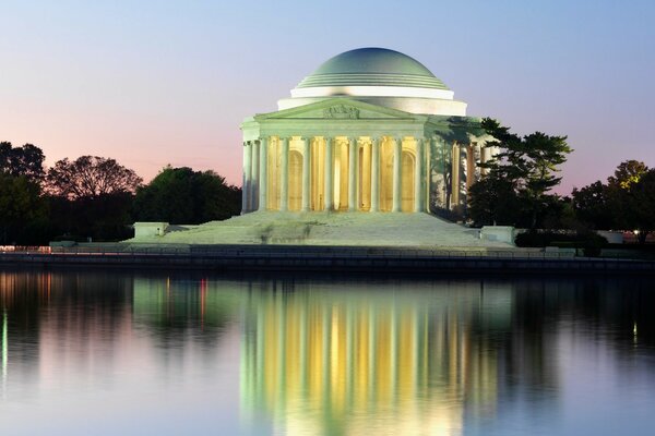 Architecture au bord de l eau. Ciel nocturne