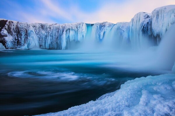 Cascades gelées autour du lac de montagne