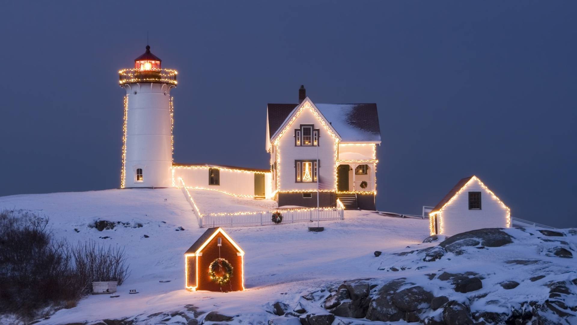 navidad arquitectura hogar hogar al aire libre invierno nieve viajes cielo luz del día paisaje luz noche faro hogar escénico mar iglesia