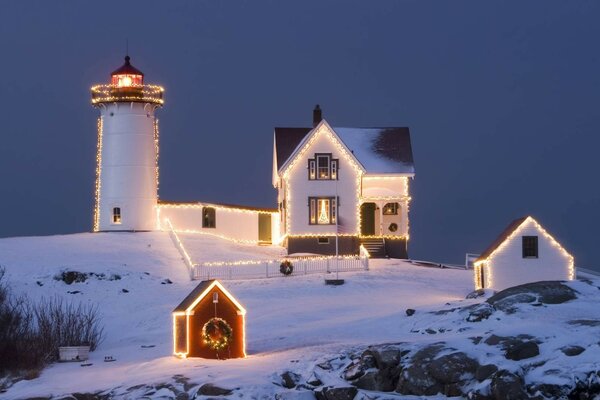 Phare de paysage d hiver sur la colline