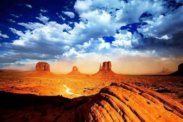 المناظر الطبيعية الصحراوية مع السماء الزرقاء