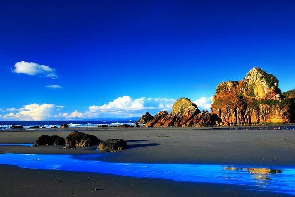 风景。 蓝天和岩石。 旅游及假期