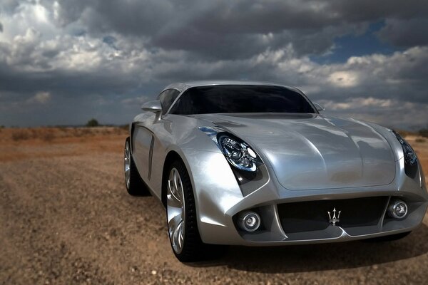 Coche deportivo gris en el desierto