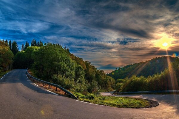 Courber la route au tournant dans une belle région vallonnée