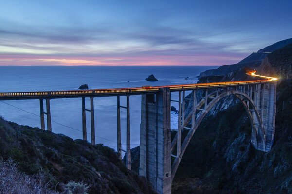 Puente sobre el abismo en el crepúsculo de la tarde