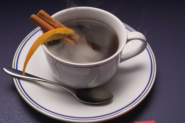 Tazza di caffè caldo sul tavolo