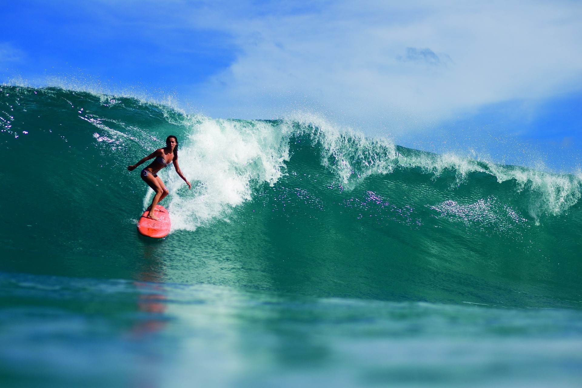 Girl serfingista conquers huge wave - Phone wallpapers