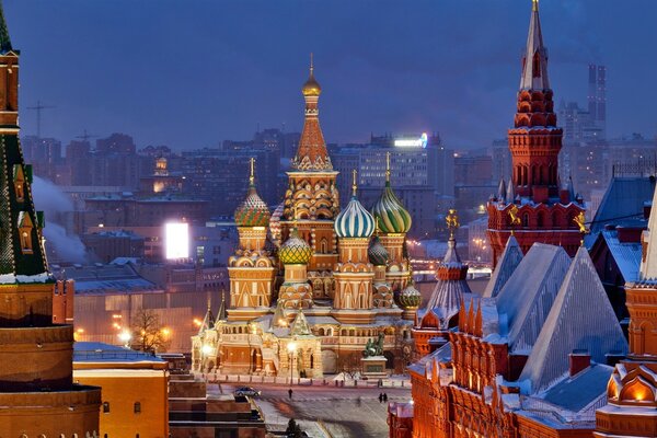 O Kremlin de inverno nas luzes da cidade da noite