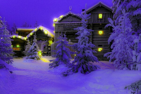 Atmosfera invernale natalizia di case con alberi di Natale