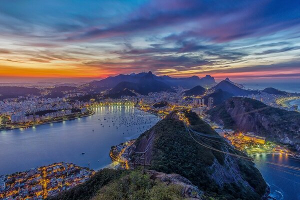 Paisaje de la ciudad de la tarde cerca de las montañas