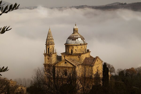 Ancien château au-dessus de l abîme dans le brouillard