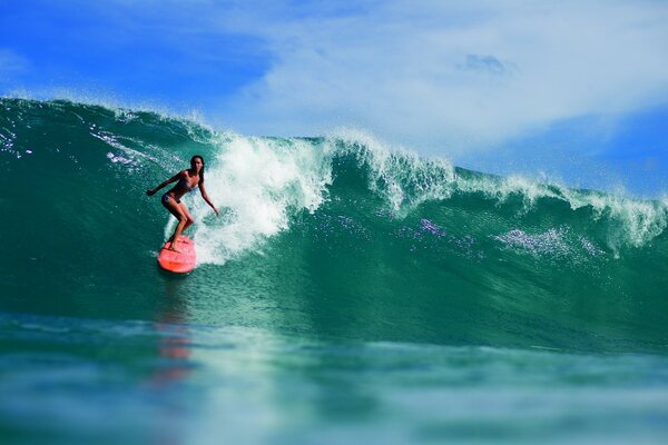 Surfeur fille conquiert une énorme vague