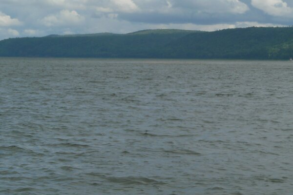 Lagoa escura no fundo das montanhas