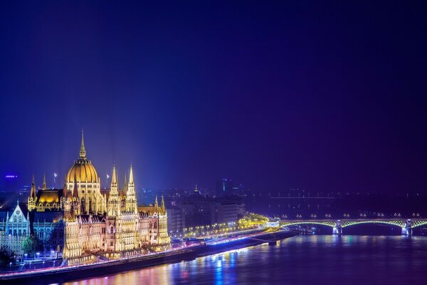 Piękne nocne miasto. Noc