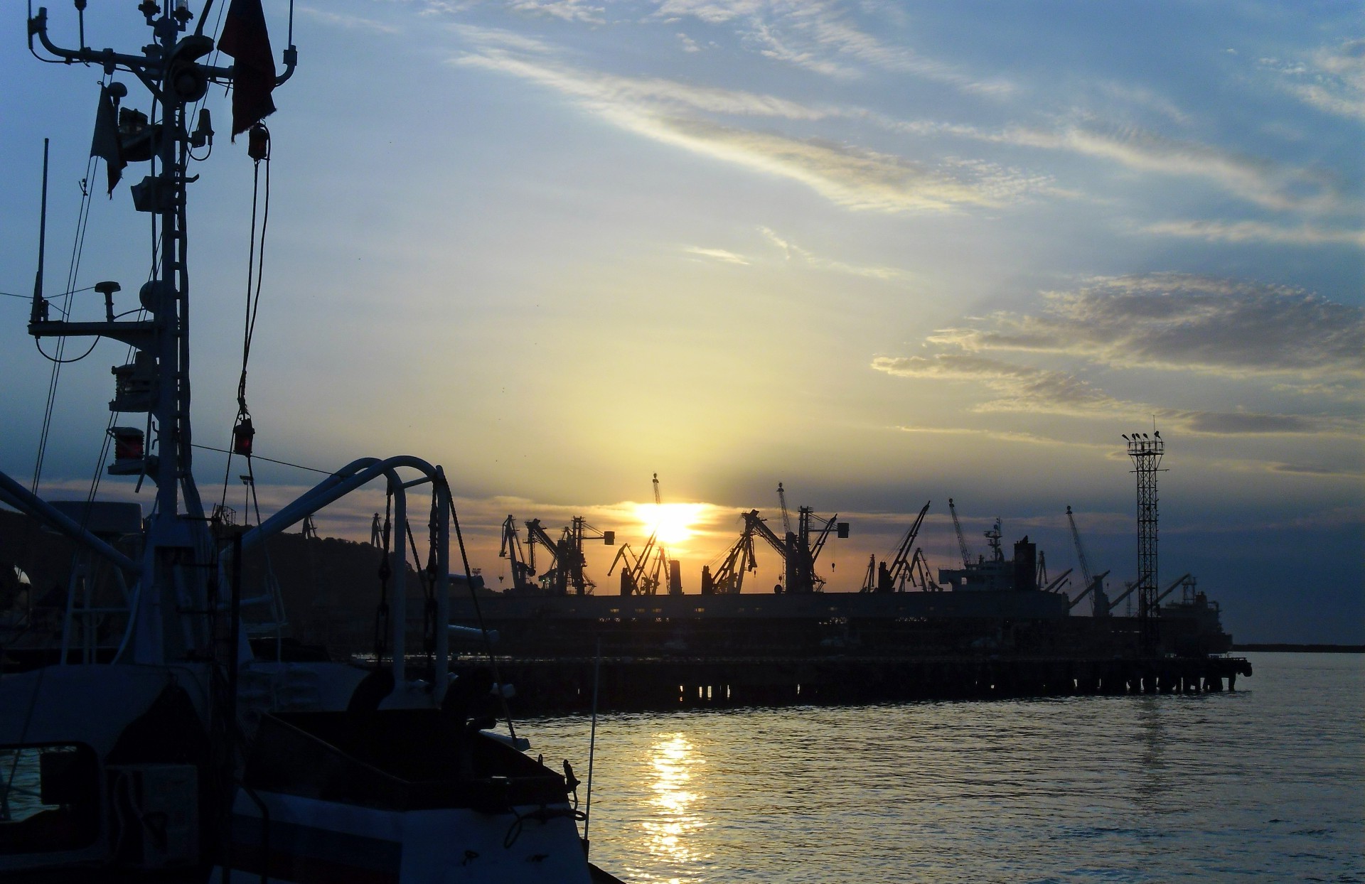 coucher de soleil et aube bateau eau coucher de soleil mer jetée navire industrie bateau port océan système de transport aube ciel énergie port silhouette soir voiture