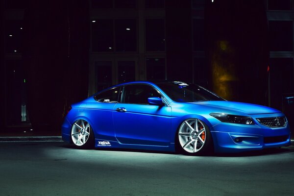 Voiture de sport bleu dans la nuit