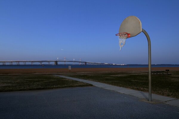 Panier de basket et bouclier sur le terrain de jeu