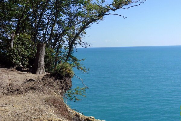 Vista dalla scogliera sul mare