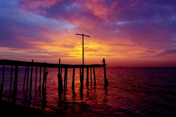 Bellissimo tramonto in riva al mare