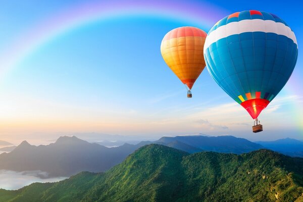 Viajes de aventura a las montañas y el hermoso cielo