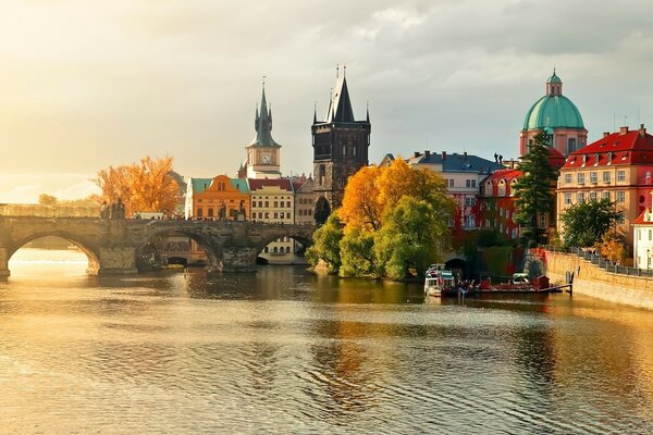 Reise durch die Stadt am Fluss