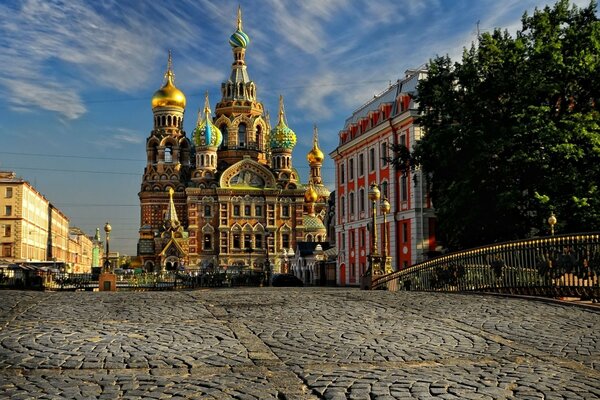 Les beaux et vieux temples de Saint-Pétersbourg