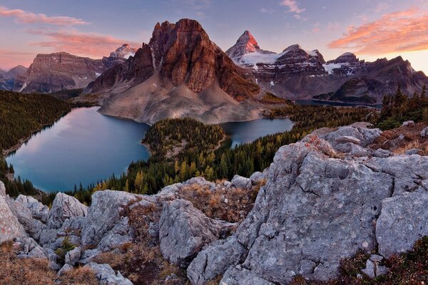 Paisaje con montañas de bosque y lago en dalne