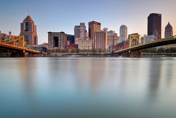 Pittsburgh. Allegheny Nehri üzerindeki köprüler