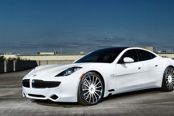 Voiture de sport blanc sur le parking