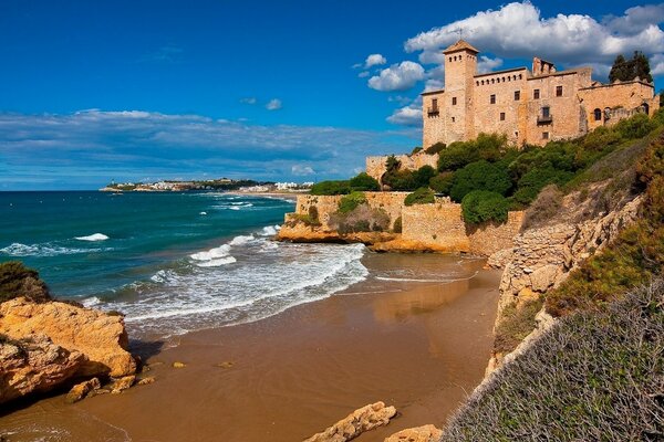 Schloss am Felsstrand des Meeres