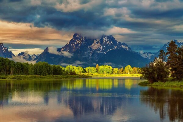 Paisaje de montañas y reflejo en el cuerpo de agua