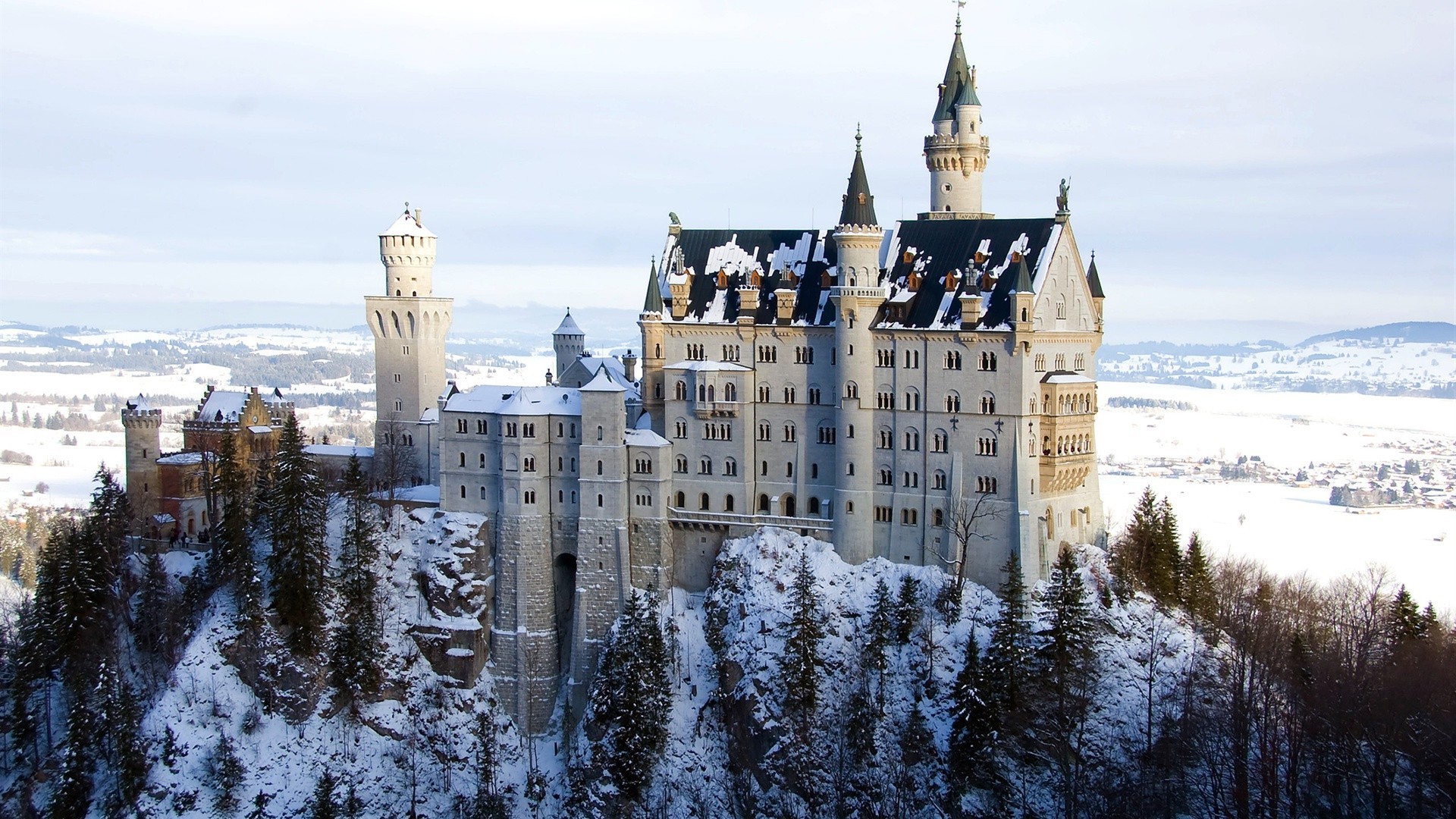 schlösser architektur reisen winter haus schnee himmel im freien stadt alt gotisch schloss schauspiel turm tourismus stadt fluss traditionell kirche