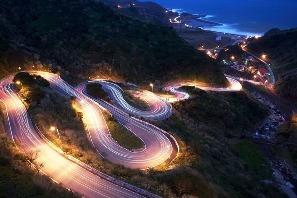 Route sinueuse la nuit dans les montagnes