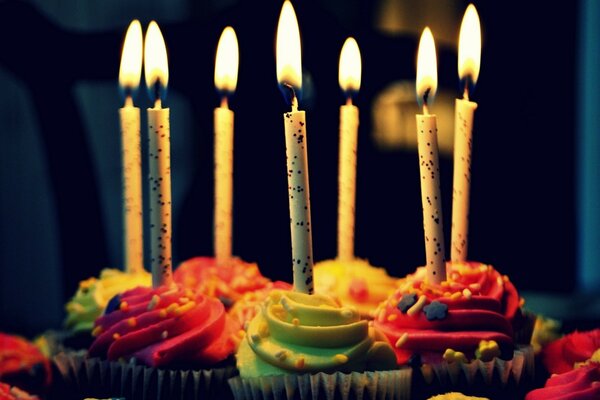 生日蜡烛在蛋糕与奶油同名