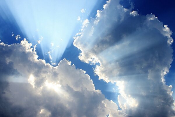 Exuberantes nubes en el cielo azul