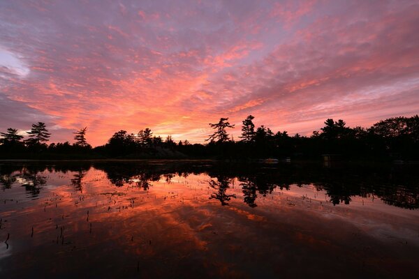 Coucher de soleil se reflétant dans le lac