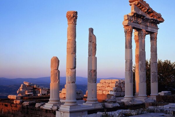 Ruinas griegas al atardecer