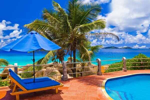 Elegante Terraza con piscina y vistas al mar