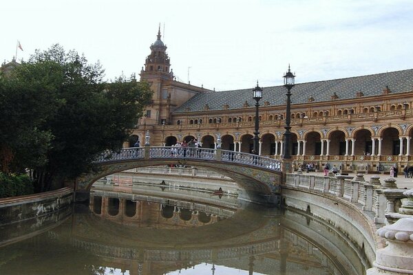 Puente sobre el agua en la ciudad