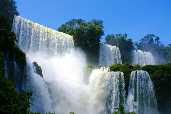 Potente cascada en spray y espuma