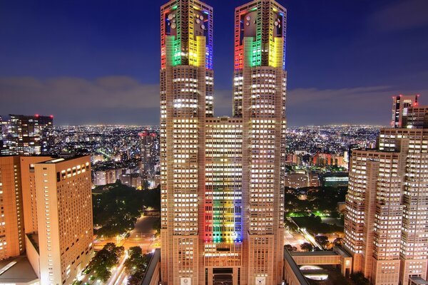 Rascacielos en luces en el centro de la ciudad