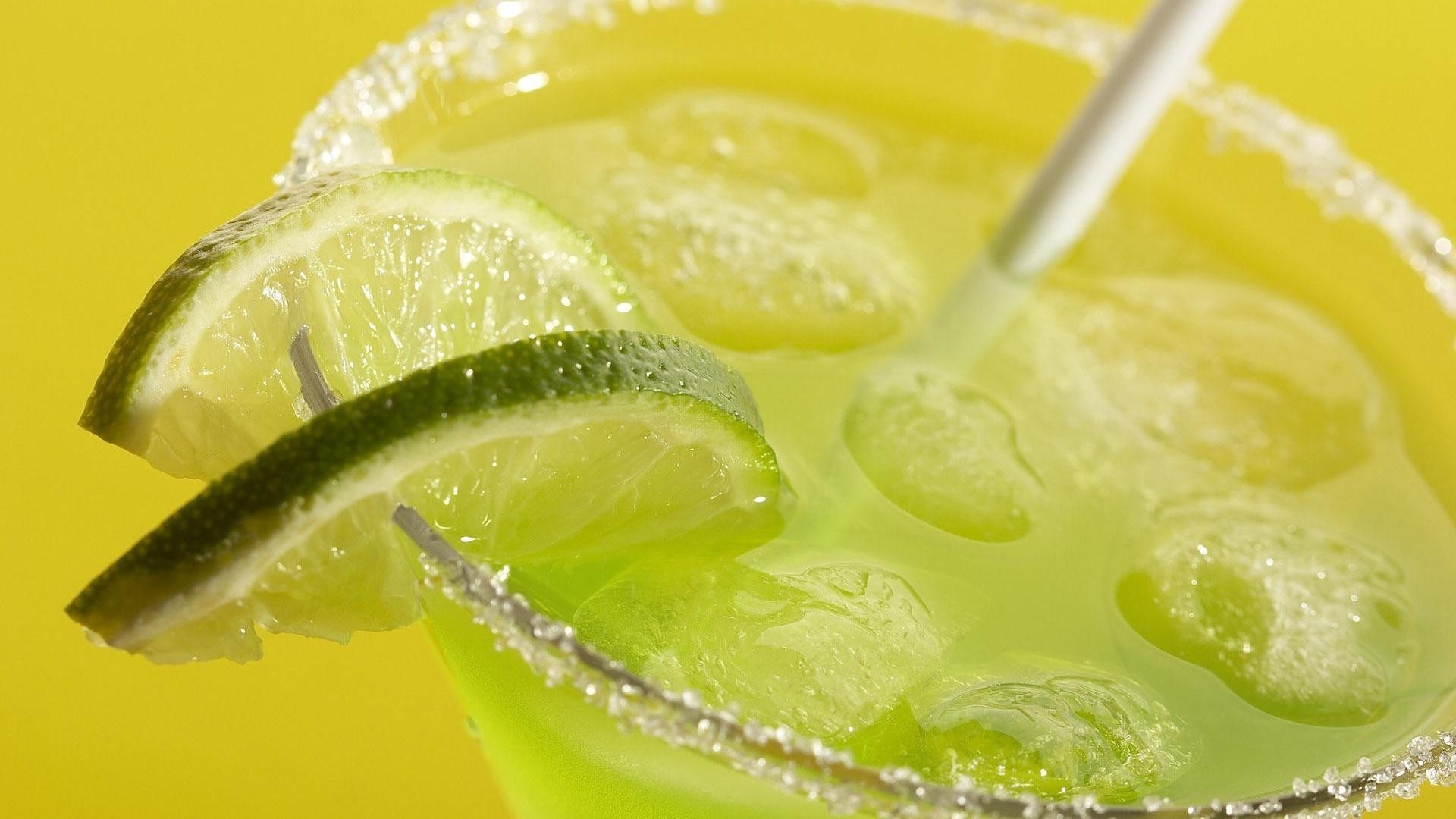 bebidas jugo tropical agua hielo frío lima limón mojado vidrio salud beber fresco cítricos rebanada limonada fruta cóctel aislado menta