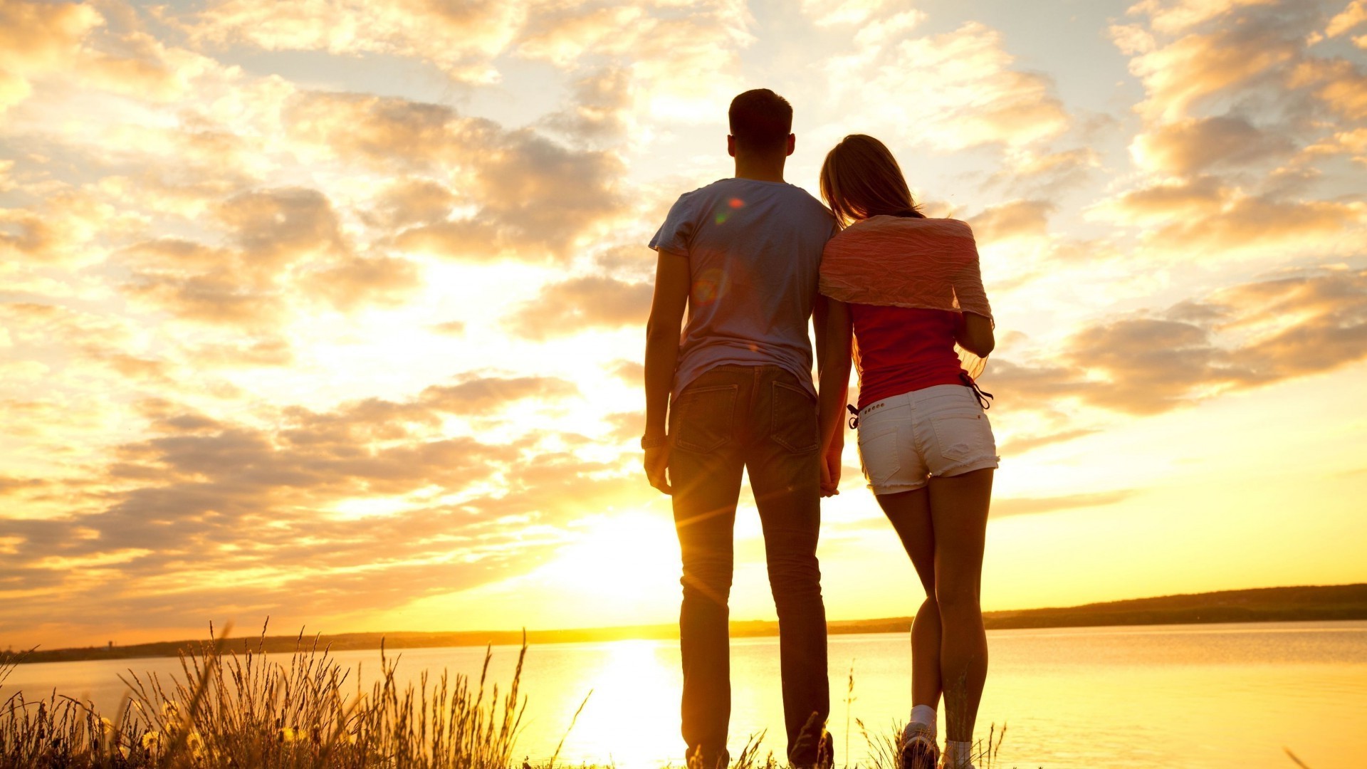 romanticismo tramonto amore cielo uomo all aperto spiaggia stare insieme alba sole estate coppia acqua natura vacanze viaggi bel tempo amore crepuscolo