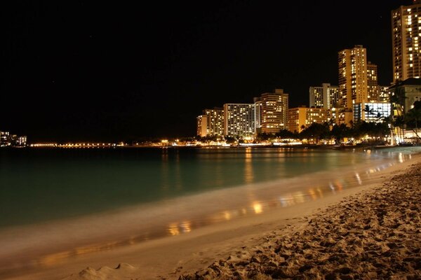 Côte dans les lumières de la nuit