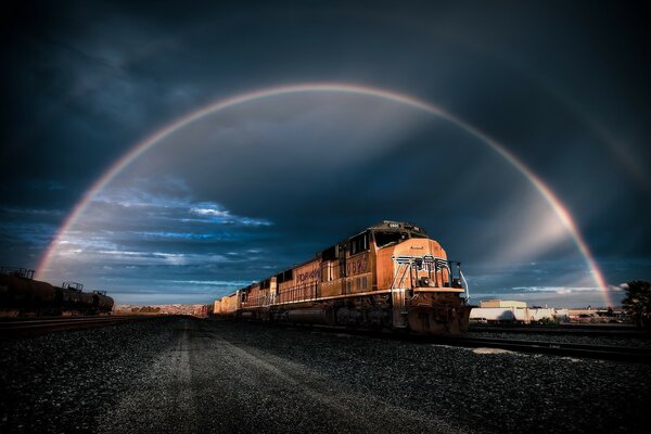 Arco iris sobre la locomotora ferroviaria