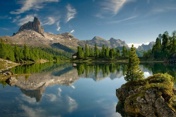 Berge und Bäume spiegeln sich im See wider