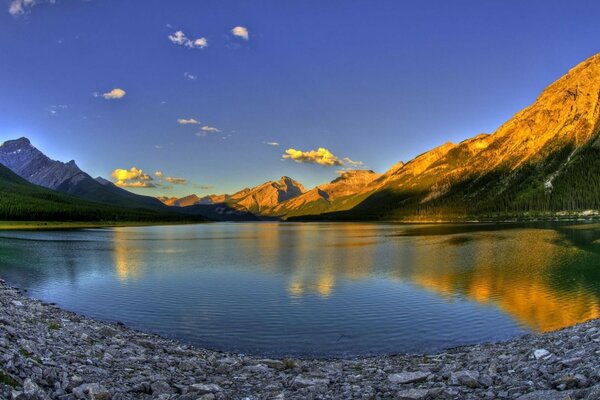 Paesaggio di un lago tranquillo circondato da montagne